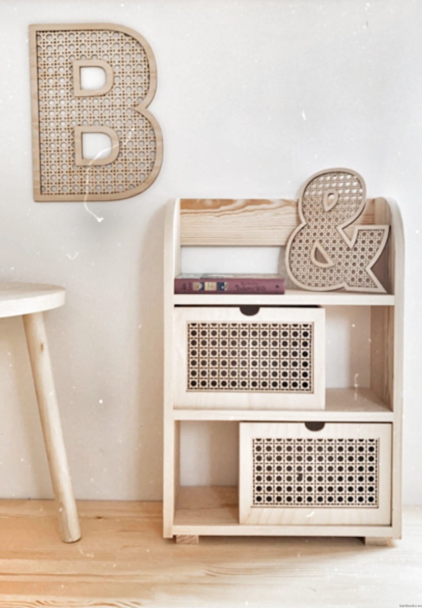 drewniany-regal-z-szufladami-ratanowymi-bambooko Κομοδίνο Μοντεσόρι με συρτάρια Ρατάν - Image 1