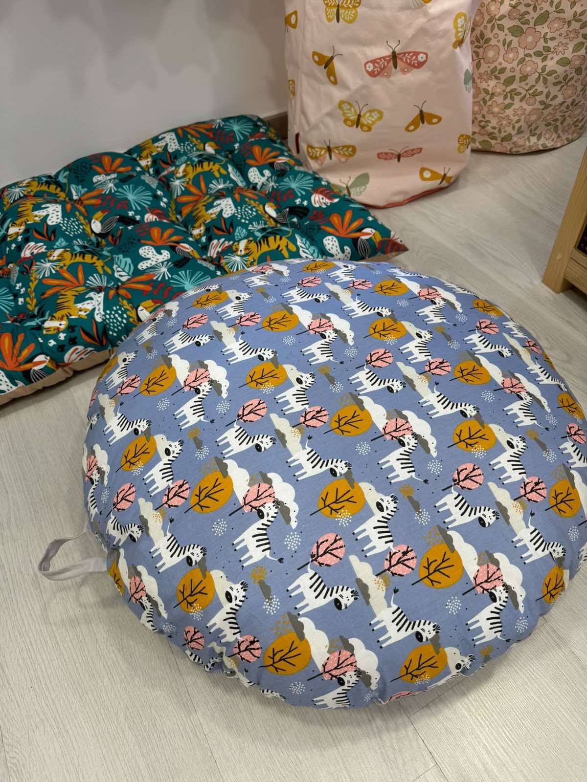 0-02-05-a84e4dc8e5575a042f68ce6427e4256feceabb50a5f499d10279388577e03c39_f44a1b048c2c8c7a Μαξιλάρα δαπέδου στρογγυλή Ζέβρα 70x70εκ. - Image 1