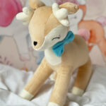 Λούτρινο μαλακό Ελαφάκι με μπλε φιόγκο - Image 5