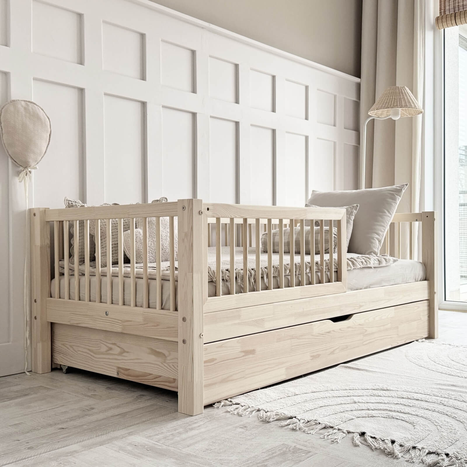 Basic-Alto-Plus-with-railing-2-3-length-190x90-natural-fast-shipping Basic Alto Plus Natural με δεύτερο συρόμενο κρεβάτι Montessori (γρήγορη παράδοση) - Image 1